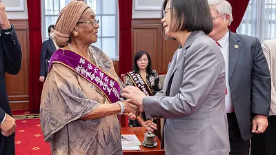 2023年9月20日,我國總統蔡英文接見第26屆全球熱愛生命獎章得主,包括索馬利蘭前第一夫人艾德娜。(翻攝總幒府)
