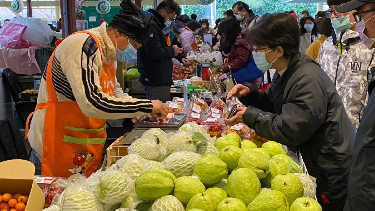 高雄的農民也帶來高雄147米、芭樂、香蕉、小番茄、畜產及漁產等多樣農特產品,提供從產地直送的新鮮好味道。(圖/高雄農業局提供)