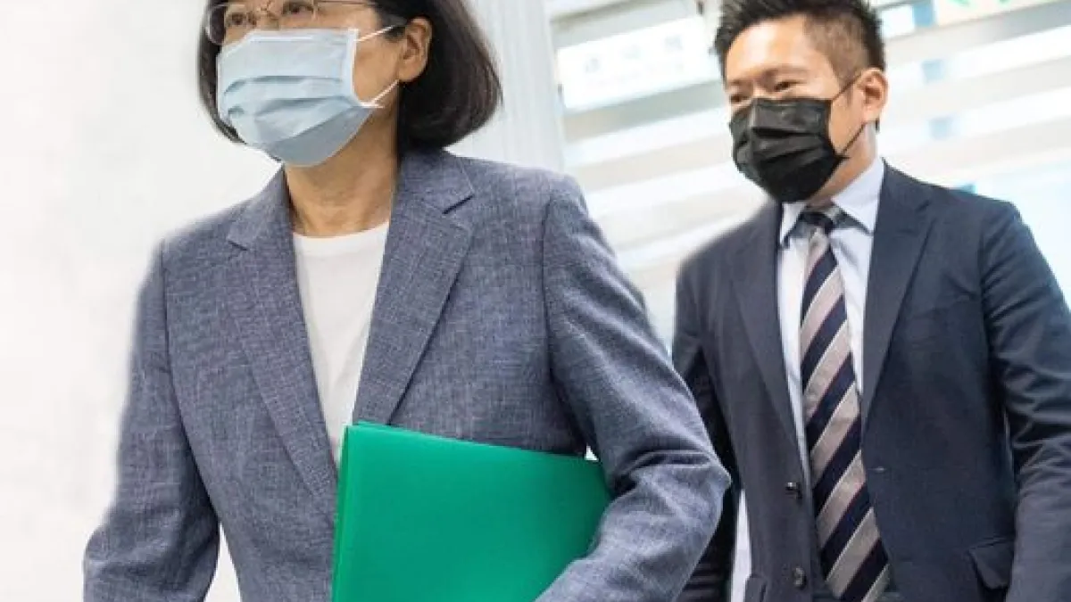 民進黨敗選,總統蔡英文請辭黨主席,總統府發言人張惇涵(左起)在臉書代為發抒心境。(取自張惇涵臉書)