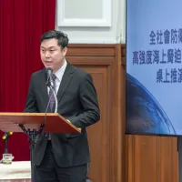 國安會副秘書長李問25日於總統府全社會防衛韌性委員會第8次委員會議,就「高強度海上脅迫下之補給作業執行桌上推演」進行成果報告。(總統府提供) 國安會副秘書長李問25日於總統府全社會防衛韌性委員會第8次委員會議,就「高強度海上脅迫下之補給作業執行桌上推演」進行成果報告。(總統府提供)