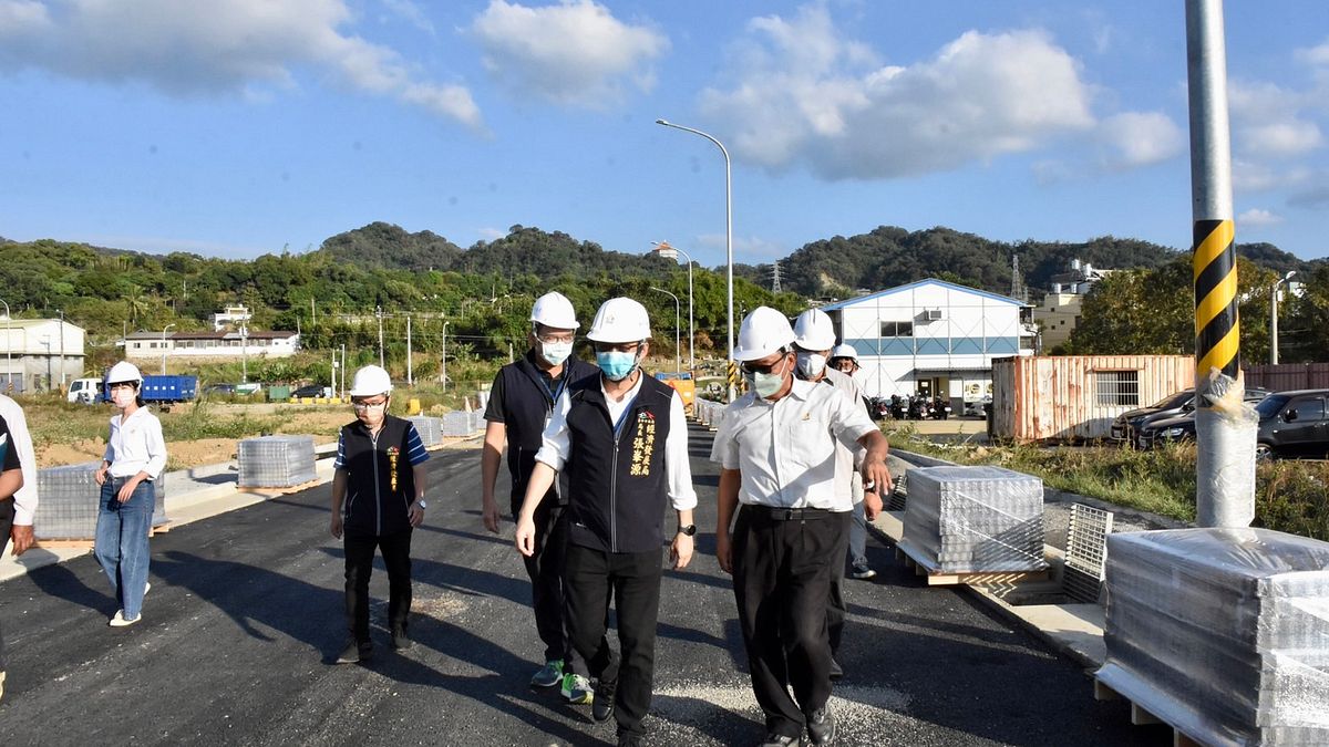 台中市府經發局長張峯源日前親自視察園區現場趕工進度。(圖/台中市政府) 台中市府經發局長張峯源日前親自視察園區現場趕工進度。(圖/台中市政府)