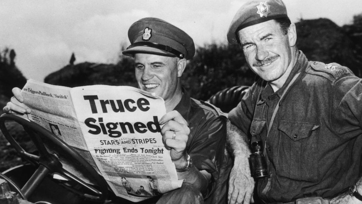 韓戰戰場上聯合國軍隊的加拿大軍隊指揮官埃拉德,正在閱讀1953年8月2日報上關於停火的新聞。(BBC中文網) 韓戰戰場上聯合國軍隊的加拿大軍隊指揮官埃拉德,正在閱讀1953年8月2日報上關於停火的新聞。(BBC中文網)