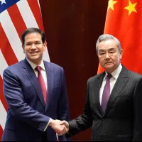 電話会談を行ったルビオ米国務長官(左)と中国の王毅外相(右)。(資料写真、AP通信) 電話会談を行ったルビオ米国務長官(左)と中国の王毅外相(右)。(資料写真、AP通信)