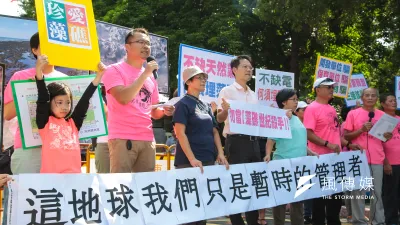 第三天然氣接收站將在12日下午的環評大會上再度闖關,環團數度呼籲中油應另行選址,除了生態保育,也提出觀塘的氣候海象並不適合運營天然氣接收站。圖為環團陳情活動。(資料照,顏麟宇攝)