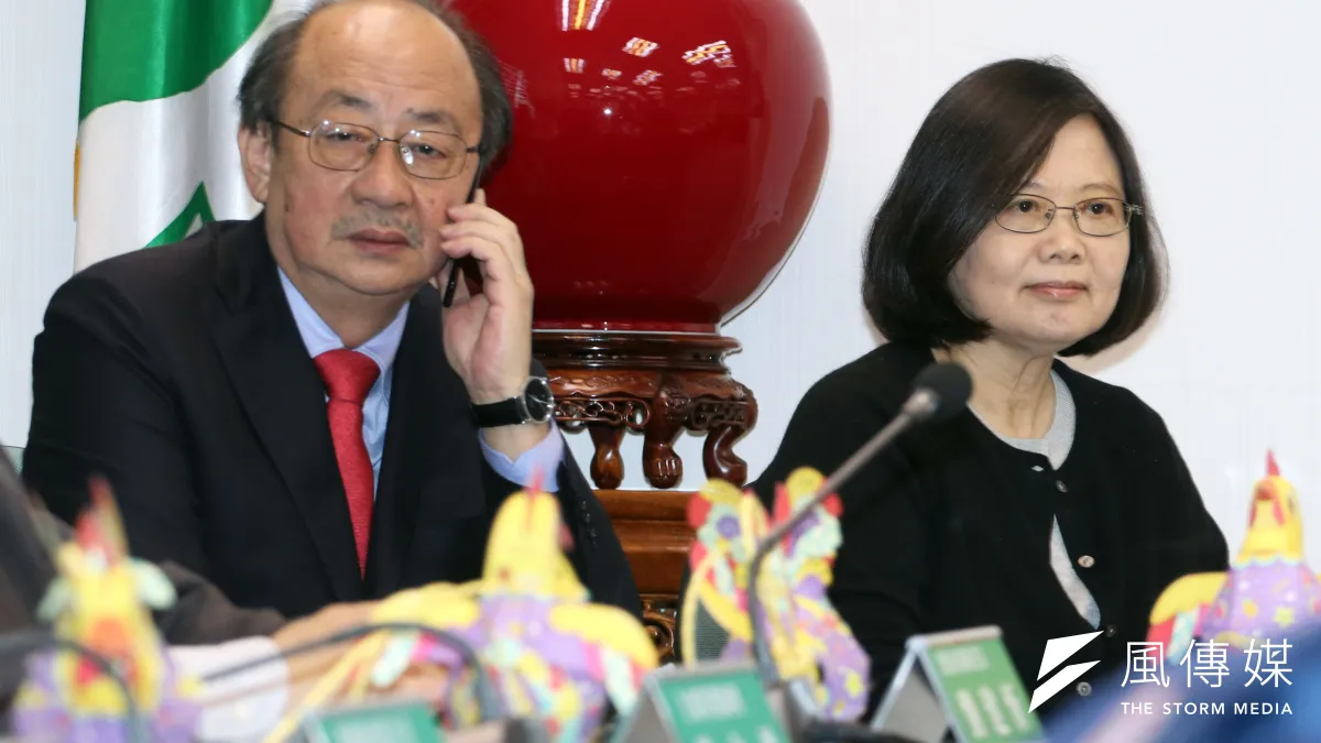 蔡英文總統及民進黨永遠的總召柯建銘。(蘇仲泓攝)