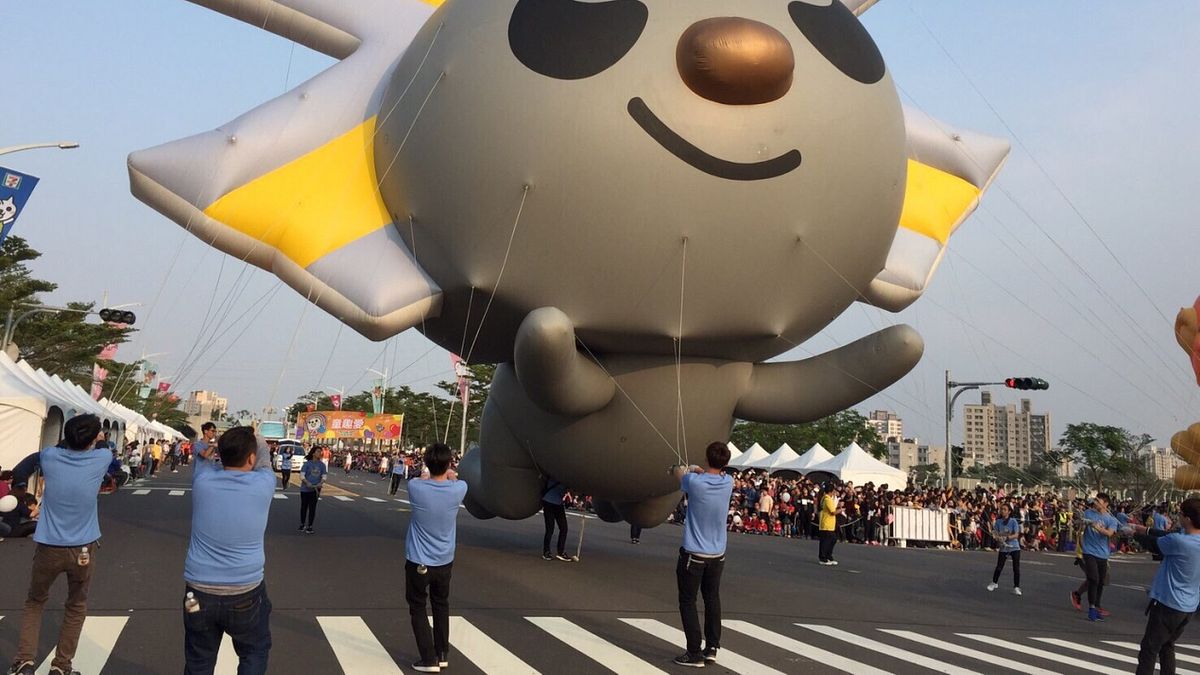 2018隻毛小孩將和卡通氣球大隊Lock將一起當領隊,為大氣球遊行活動當開路先鋒。(圖/高雄市政府新聞局提供) 2018隻毛小孩將和卡通氣球大隊Lock將一起當領隊,為大氣球遊行活動當開路先鋒。(圖/高雄市政府新聞局提供)