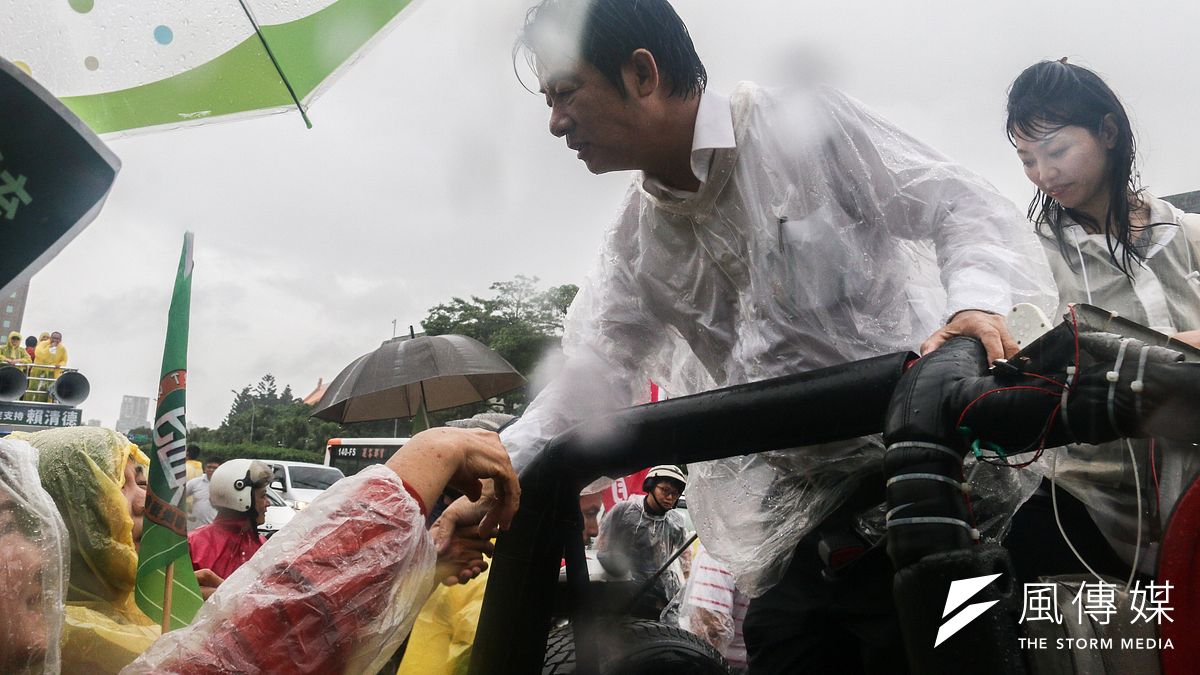 前行政院長賴清德從宣布參選時的高人氣到最後初選落敗,一路走來宛如苦行,箇中滋味,唯有本人知曉。圖為他車隊遊行到台北適逢大雨。(蔡親傑攝) 前行政院長賴清德從宣布參選時的高人氣到最後初選落敗,一路走來宛如苦行,箇中滋味,唯有本人知曉。圖為他車隊遊行到台北適逢大雨。(蔡親傑攝)