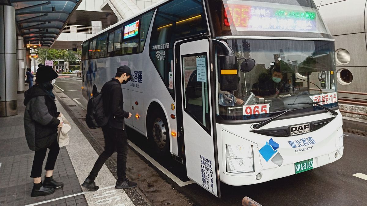 新北協助公車業者每月增加1800萬元補貼款提早全額撥付外,偏遠地區路線虧損補貼也提前逐月全額撥付1300萬元。(圖/新北市交通局提供) 新北協助公車業者每月增加1800萬元補貼款提早全額撥付外,偏遠地區路線虧損補貼也提前逐月全額撥付1300萬元。(圖/新北市交通局提供)