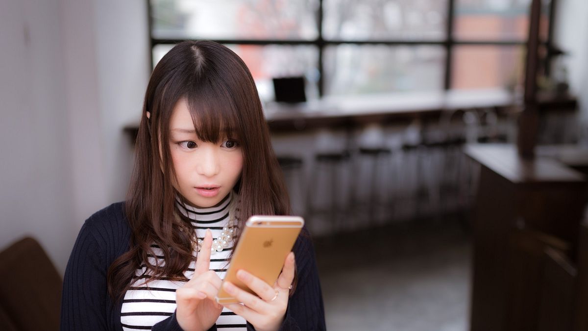 「傳訊給她明明看到了,為何不回我?她到底怎麼看待跟我的關係呢?」(圖/Pakutaso) 「傳訊給她明明看到了,為何不回我?她到底怎麼看待跟我的關係呢?」(圖/Pakutaso)