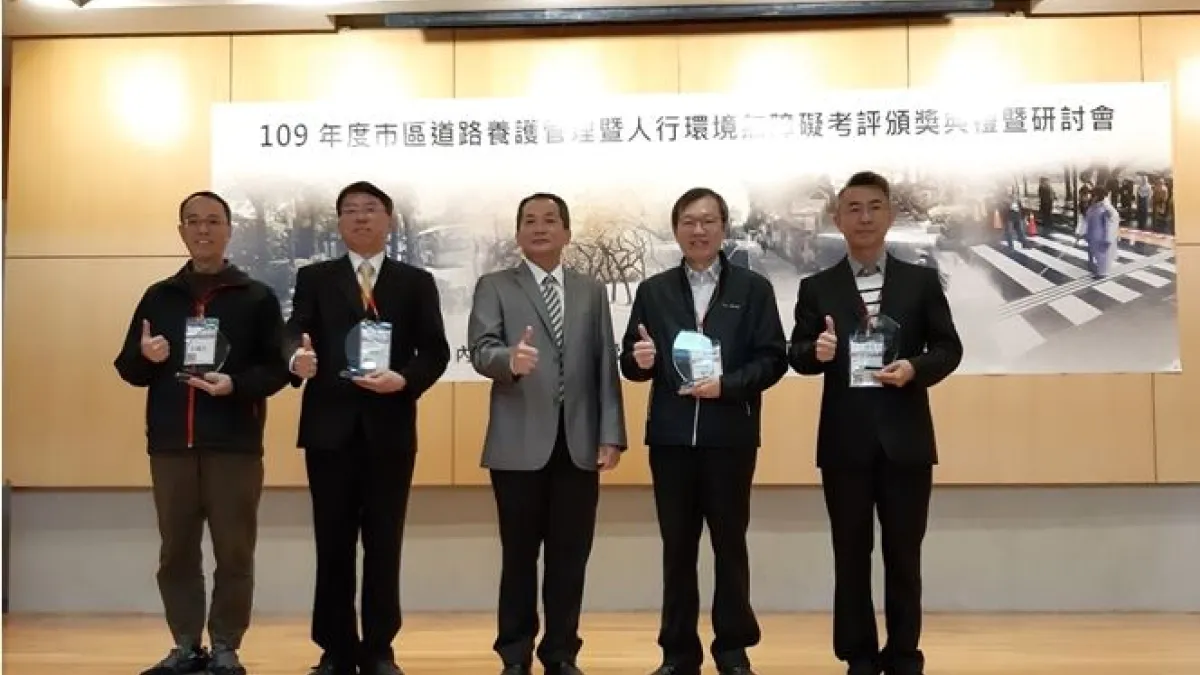 內政部主任秘書陳茂春於12/18頒發「109年度市區道路養護管理暨人行環境無障礙考評計畫」高雄考評總成績甲等獎座。(圖/高雄市政府提供)