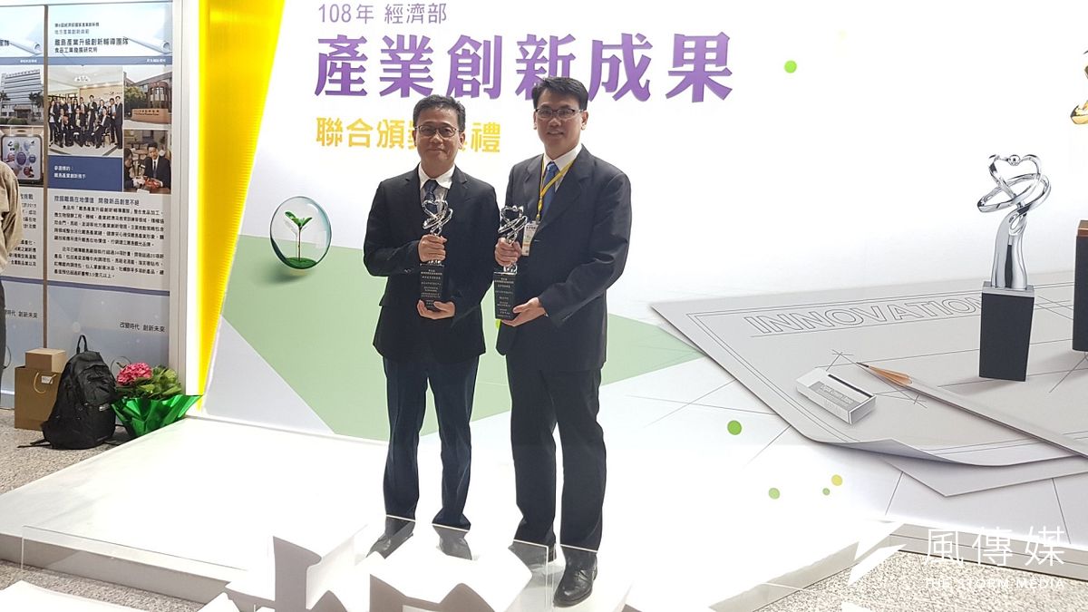 金屬中心由升級處長林恆育(左)與系統處副處長邱振璋(右)代表領獎。(圖/徐炳文攝) 金屬中心由升級處長林恆育(左)與系統處副處長邱振璋(右)代表領獎。(圖/徐炳文攝)