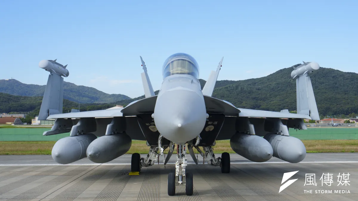 美軍EA-18G「咆哮者」艦載電子戰機靜態展示,吸引大批民眾拍照留念。(傅啟禎攝)