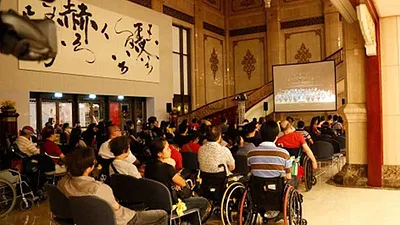 脊髓損傷基金會2013年在國家音樂廳辦音樂會,因太多輪椅觀眾無法進場,只能在大廳看轉播。 (來源:脊髓損傷基金會)