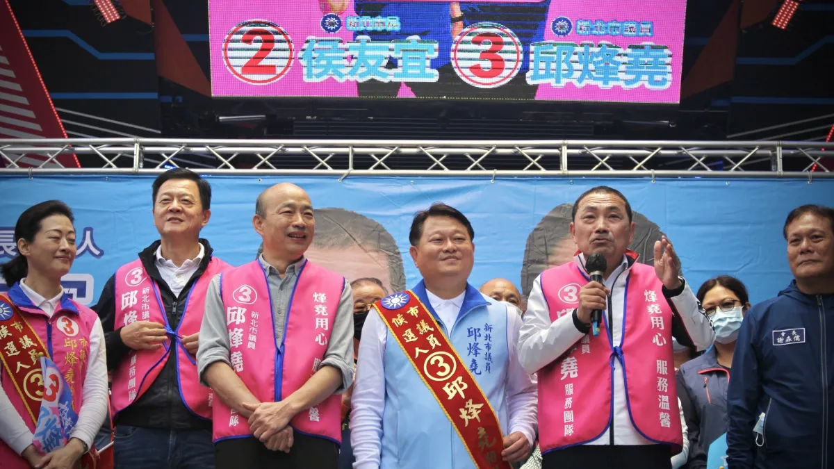 團結中和共同支持邱烽堯 侯韓熱情擁抱首度同台。(圖/競總提供)
