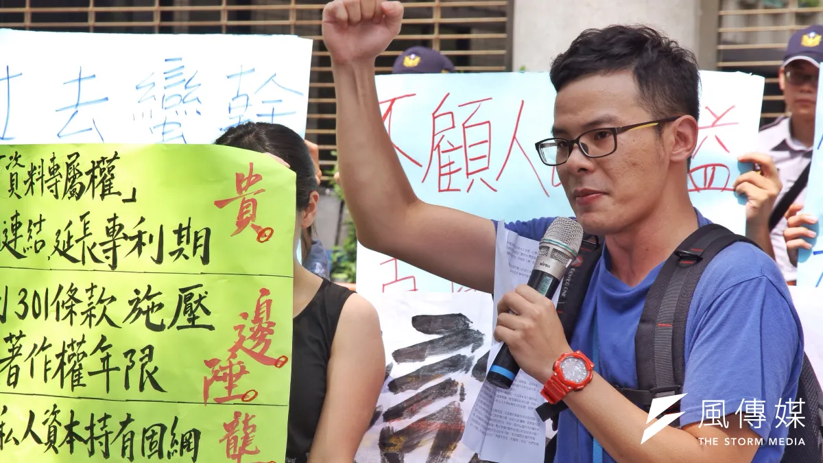 人民監督雜碎聯盟代表盧其宏批評,台美貿易暨投資架構協定(TIFA)的談判為閉門會議,人民無從得知談判過程,過去經驗上,政府又不斷袒護資方,犧牲勞工權益。(曾原信攝)