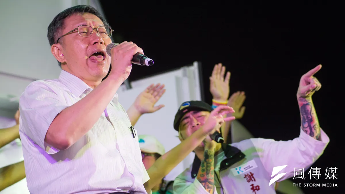 柯文哲(左)歡唱3首歌《挪威的森林》、《用心良苦》與《堅持》,活動約在晚間9點40分結束。(甘岱民攝)