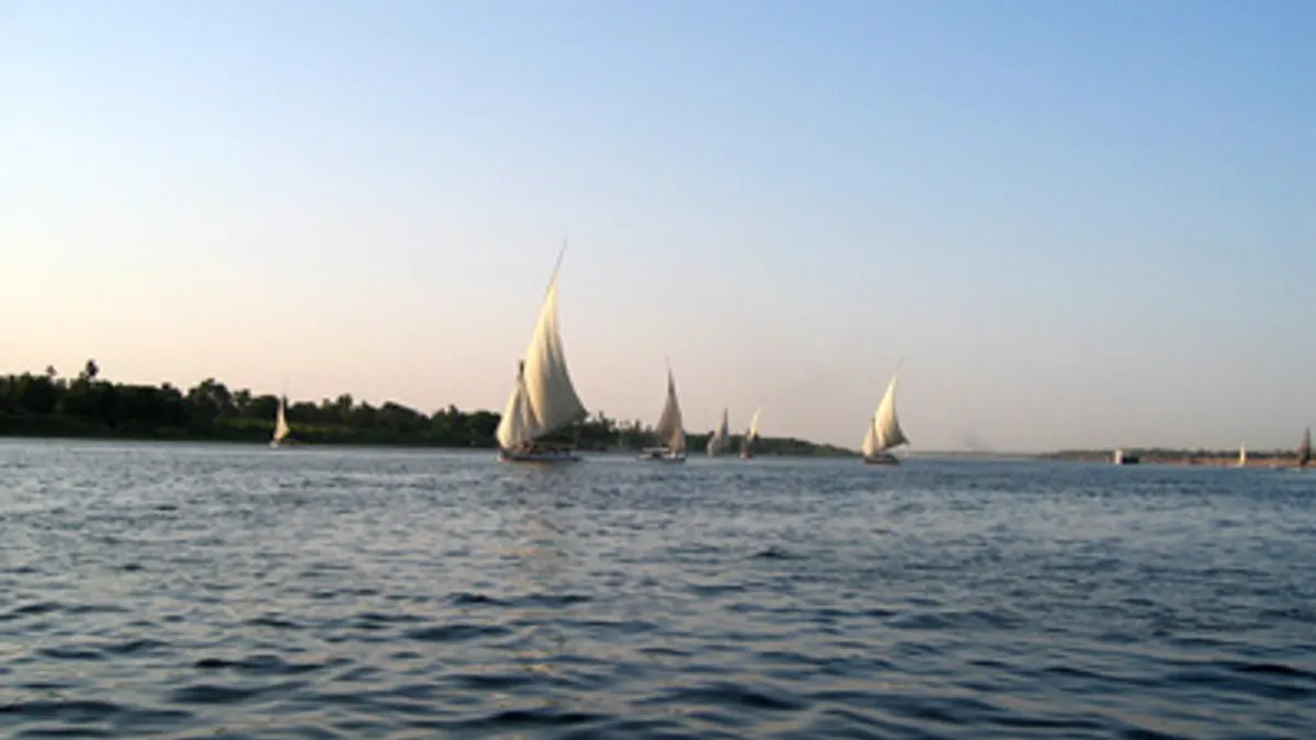 尼羅河會有規律性的氾濫週期,古埃及人依據尼羅河的氾濫週期生存,導致其宗教信仰具有「重生」的觀念。(取自SElephant@維基百科)