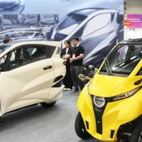 キャビン付きバイクはバイク用ナンバープレートを装着するものの、運転免許や走行ルール、駐車規定の面では小型自動車と同様の基準で管理される。(資料写真/柯承恵撮影) キャビン付きバイクはバイク用ナンバープレートを装着するものの、運転免許や走行ルール、駐車規定の面では小型自動車と同様の基準で管理される。(資料写真/柯承恵撮影)