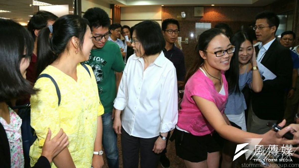 上午巧遇蔡的這群陸生,是來台參加東吳大學「溪洲講堂」交換計畫,在政治系副教授林瓊珠安排下,到民進黨中央參訪民調中心,不意步出電梯,就看到蔡英文。(余志偉攝) 上午巧遇蔡的這群陸生,是來台參加東吳大學「溪洲講堂」交換計畫,在政治系副教授林瓊珠安排下,到民進黨中央參訪民調中心,不意步出電梯,就看到蔡英文。(余志偉攝)