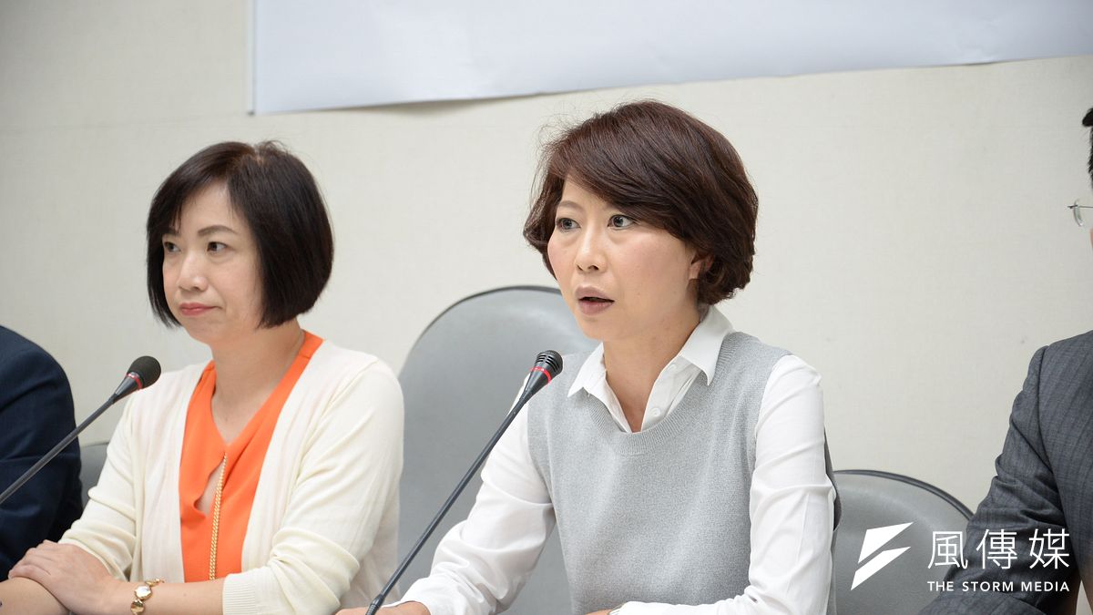 民進黨立委陳亭妃(右)、台南市議員陳怡珍兩人助理黃遵僑的父親,今天引火自焚。陳亭妃強調,絕對與感情無關。(資料照,甘岱民攝) 民進黨立委陳亭妃(右)、台南市議員陳怡珍兩人助理黃遵僑的父親,今天引火自焚。陳亭妃強調,絕對與感情無關。(資料照,甘岱民攝)