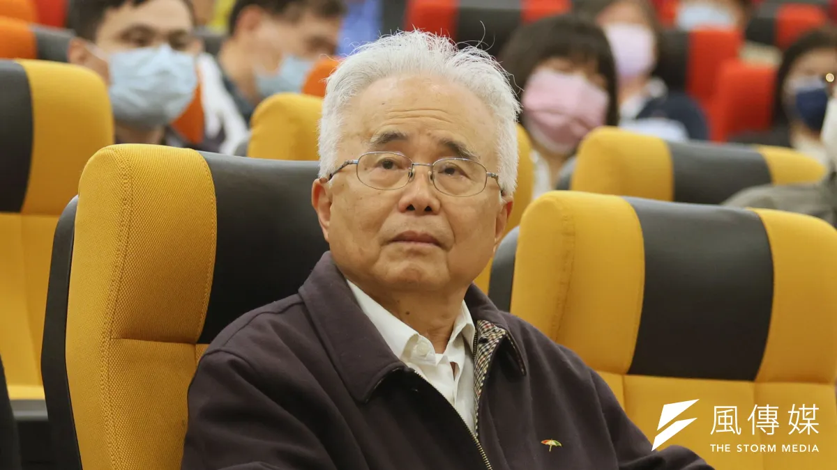 財政部前部長許嘉棟(圖中人物)今(4)日發表專文,悼念行政院前副院長邱正雄,至情至性、令人動容。(資料照,柯承惠攝)