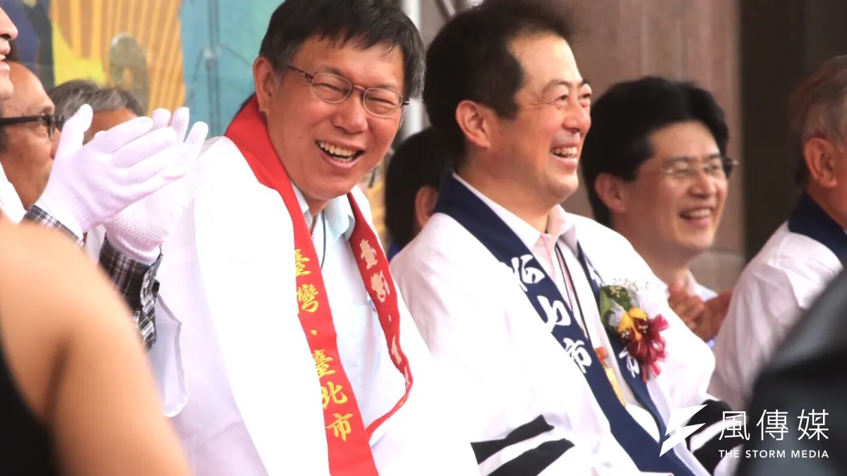 11月1日,台北市長柯文哲在市政府前體驗日本松山市大神轎撞轎祈福(蔡耀徵攝)