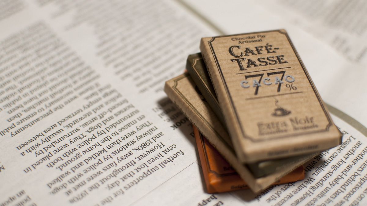 情人節前夕,東京的巧克力專櫃前人頭攢動的景象,簡直像是台灣搶孤的場景。(圖/張維中提供) 情人節前夕,東京的巧克力專櫃前人頭攢動的景象,簡直像是台灣搶孤的場景。(圖/張維中提供)