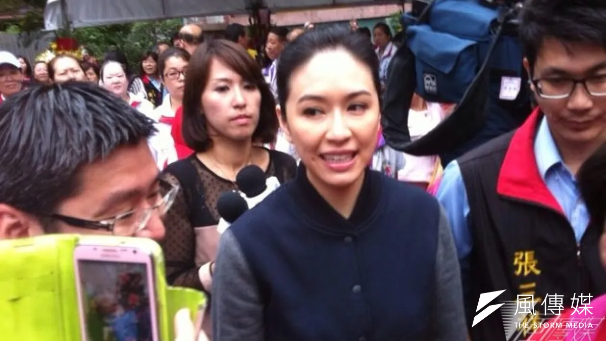 國民黨台北市長連勝文夫妻分進合擊拉票,不過,連營謝絕蔡依珊的選舉行程,連勝文特助徐強庭參選議員,蔡也只能以朋友身份「致意」,不能站台。(羅暐智攝)