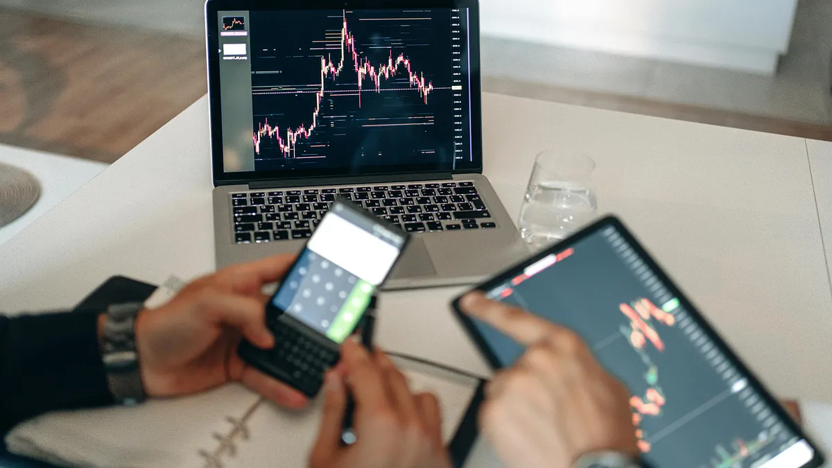 有人給出具體偏好排序:「我偏向919>56>878,因為919就是爛,股價便宜,改天等他好的時候又買不下手。」雖然語氣犀利,但仍反映00919 在價格基期上的討論熱度。更有投資人分享自身配置:「我自己是均分0056,00878,00919+00918+00713。」顯示高息族常用多檔組合平衡波動。另一名老手則提出薪資增長觀念:「先補到878 20張、919 20張、0056 10張……默默的就每個月加薪兩萬、三萬。」(圖/取自pexels) 有人給出具體偏好排序:「我偏向919>56>878,因為919就是爛,股價便宜,改天等他好的時候又買不下手。」雖然語氣犀利,但仍反映00919 在價格基期上的討論熱度。更有投資人分享自身配置:「我自己是均分0056,00878,00919+00918+00713。」顯示高息族常用多檔組合平衡波動。另一名老手則提出薪資增長觀念:「先補到878 20張、919 20張、0056 10張……默默的就每個月加薪兩萬、三萬。」(圖/取自pexels)