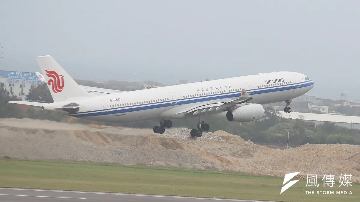 中国と日本の関係が緊迫する中、わずか3日間で中国発日本行きの航空券49万枚がキャンセルされ、中国人観光客の日本ボイコットの動きが強まっている。写真は中国国際航空の旅客機。(資料写真/柯承惠撮影)