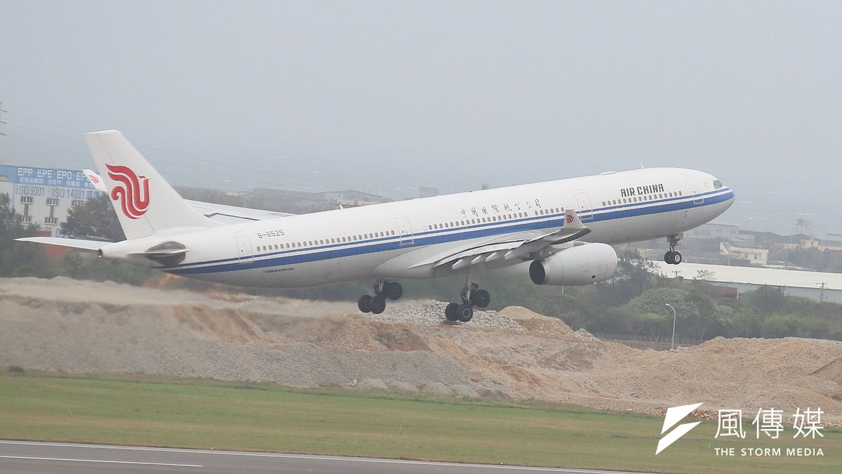 中国と日本の関係が緊迫する中、わずか3日間で中国発日本行きの航空券49万枚がキャンセルされ、中国人観光客の日本ボイコットの動きが強まっている。写真は中国国際航空の旅客機。(資料写真/柯承惠撮影) 中国と日本の関係が緊迫する中、わずか3日間で中国発日本行きの航空券49万枚がキャンセルされ、中国人観光客の日本ボイコットの動きが強まっている。写真は中国国際航空の旅客機。(資料写真/柯承惠撮影)