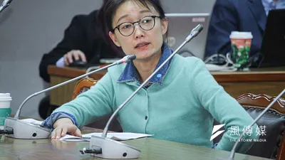 因應疫情,內政部移民署規劃購置「疫情分析系統儲存設備」與「旅客訂位及行程分析系統」,國民黨立委吳怡玎(見圖)質疑其不符特別預算「紓困」的緊急性。 (資料照,蔡親傑攝)