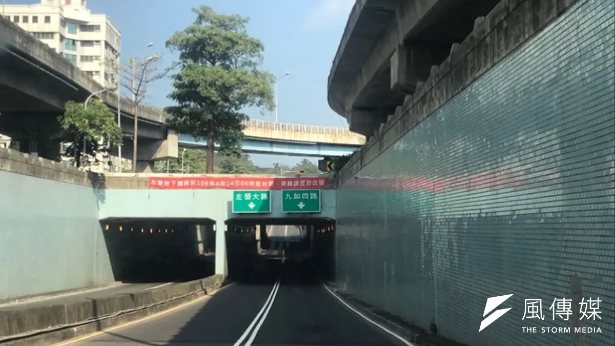 高市左營地下道回填高度約達7公尺左右,地下道填平與拆除陸橋不同,為考量安全性需分層澆置待材料達一定強度及凝固後才可進行下一層澆置。(圖/徐炳文攝)