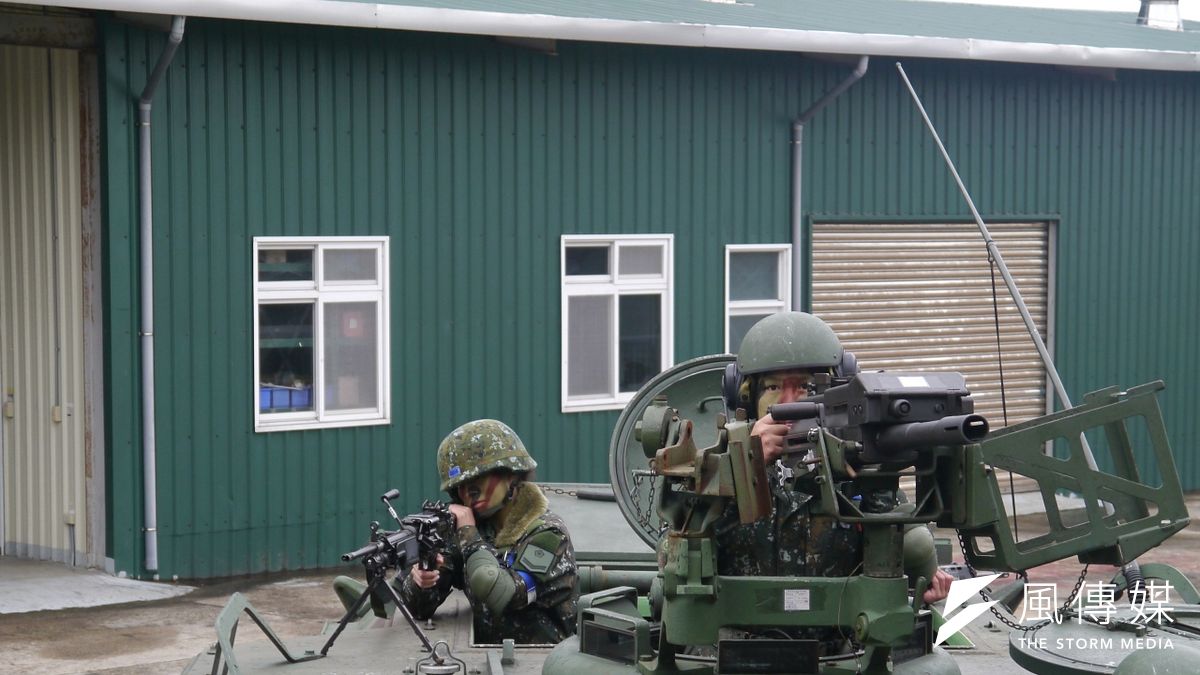 女兵徐士雅(右)高雅婷(左)兩人都受過步校專長訓,已是合格的班用機槍兵。(朱明攝) 女兵徐士雅(右)高雅婷(左)兩人都受過步校專長訓,已是合格的班用機槍兵。(朱明攝)