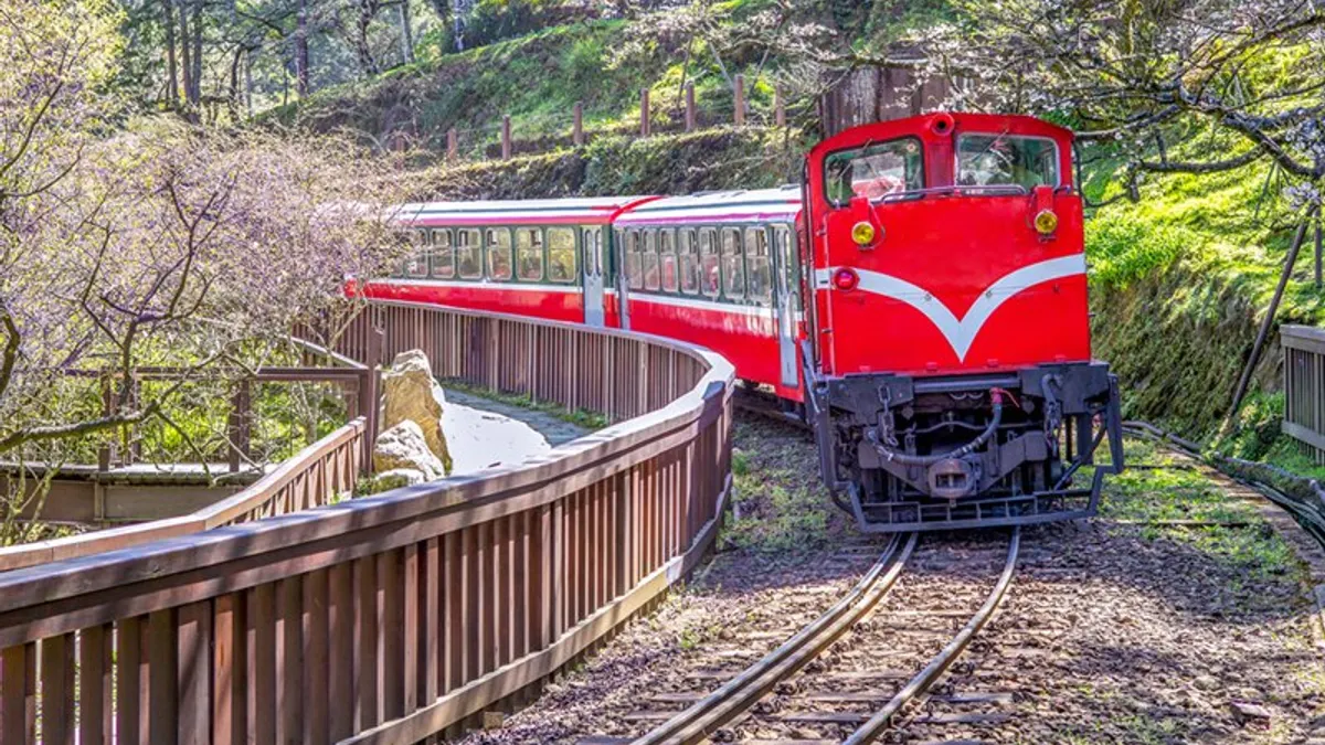 筆者認為觀光是最好的國際貿易,有外匯收入,但是帶不走旅客所看到的觀光資源;所以請我們政府勿忽視了這個重要的產業。(資料照,取自鳳凰旅遊FB粉絲團) 筆者認為觀光是最好的國際貿易,有外匯收入,但是帶不走旅客所看到的觀光資源;所以請我們政府勿忽視了這個重要的產業。(資料照,取自鳳凰旅遊FB粉絲團)
