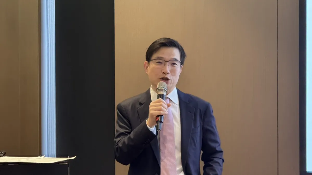 創投公會理事長邱德成19日表示,2025年要逐一解決限制新創投資的法規障礙,擴大金融資金經由創投基金投資新創。(創投公會提供)