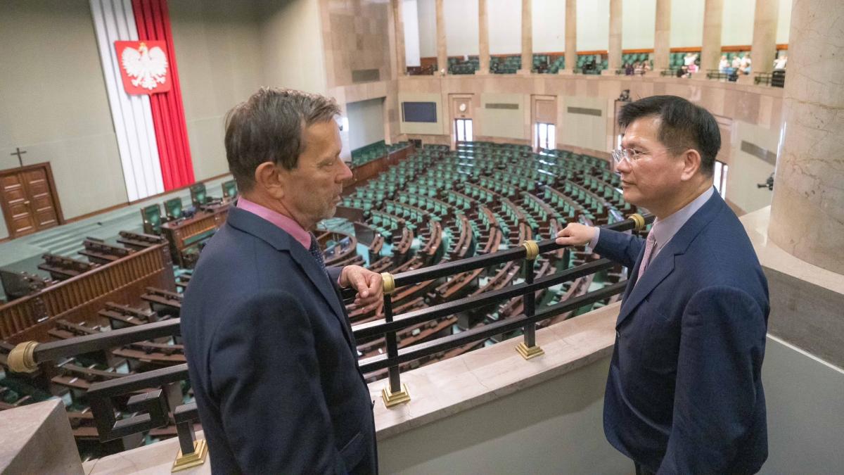 第6度訪歐!林佳龍成30年來首位「踏入波蘭國會」外長:將設立台灣語言中心