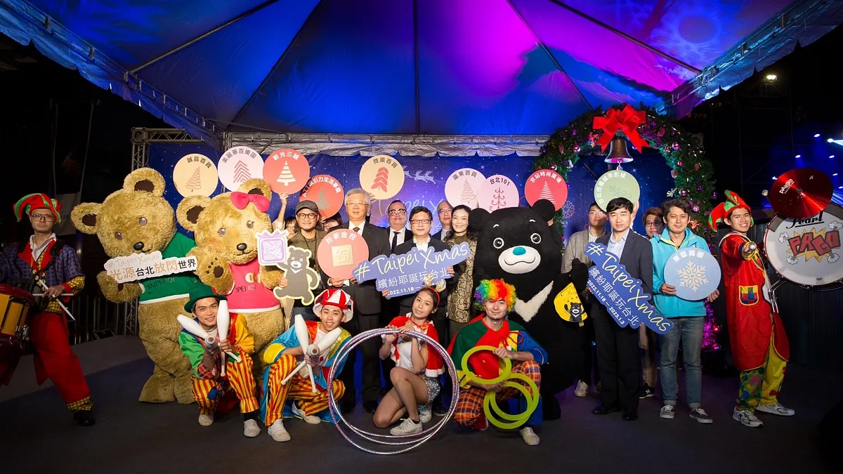 「2022繽紛耶誕玩台北」結合臺北市15大百貨業者,打造70處耶誕燈飾造景。(圖/臺北市政府提供)