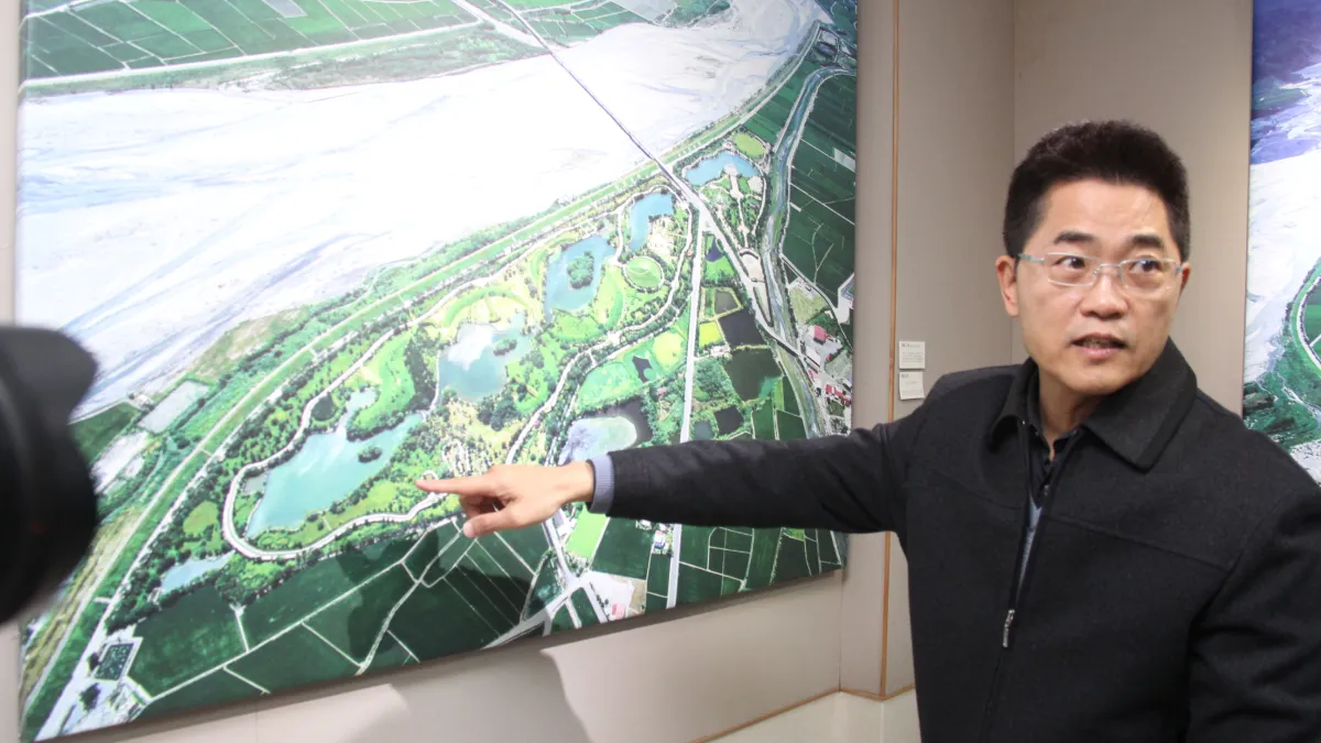 臺東縣政府捐贈29幅導演齊柏林空拍臺東作品給台東基督教醫院進行義賣,所得作為癌症醫療大樓新建經費。(圖/台東縣政府提供)