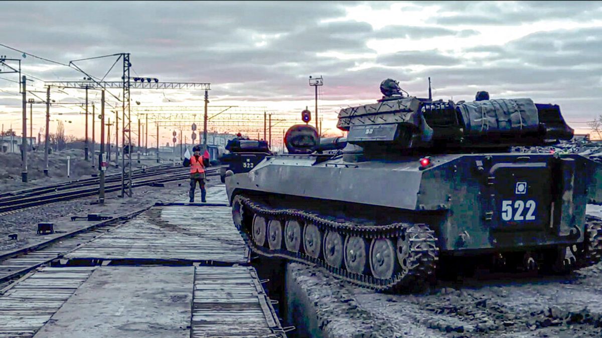 2022年2月15日,由俄羅斯國防部發布的照片顯示,俄羅斯南部軍區的軍事演習結束後,裝甲車輛正在裝載到鐵路平台準備撤返基地。(美聯社) 2022年2月15日,由俄羅斯國防部發布的照片顯示,俄羅斯南部軍區的軍事演習結束後,裝甲車輛正在裝載到鐵路平台準備撤返基地。(美聯社)