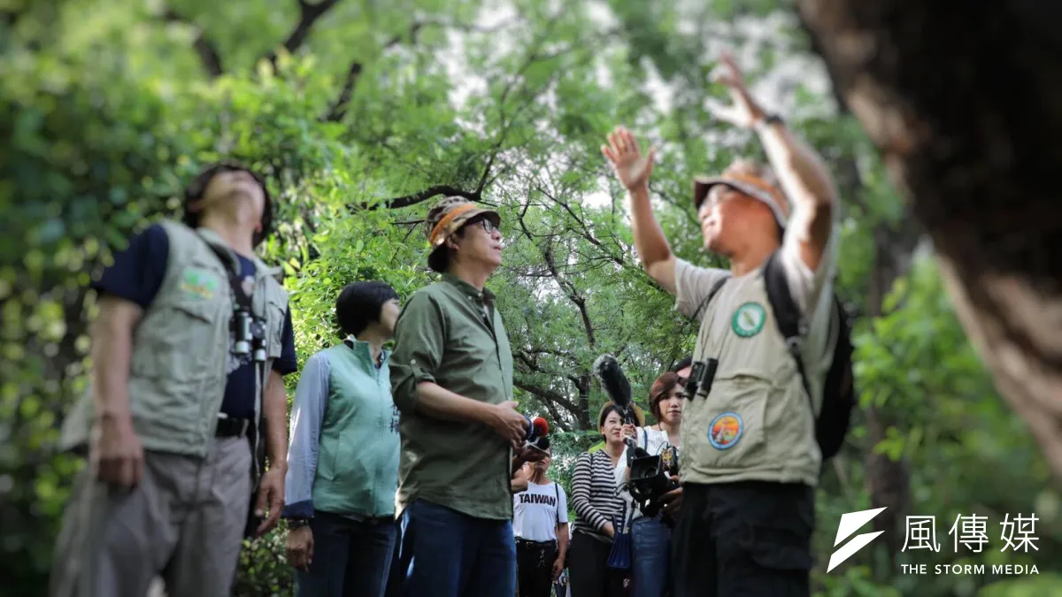 民進黨高雄市長候選人陳其邁2日一早至烏松區,拜訪烏松濕地、圓山飯店秘境、二嫂肉圓、大華福德宮、夢裡琅環宮等當地知名廟宇,允諾加速推動捷運黃線。(圖/徐炳文攝)
