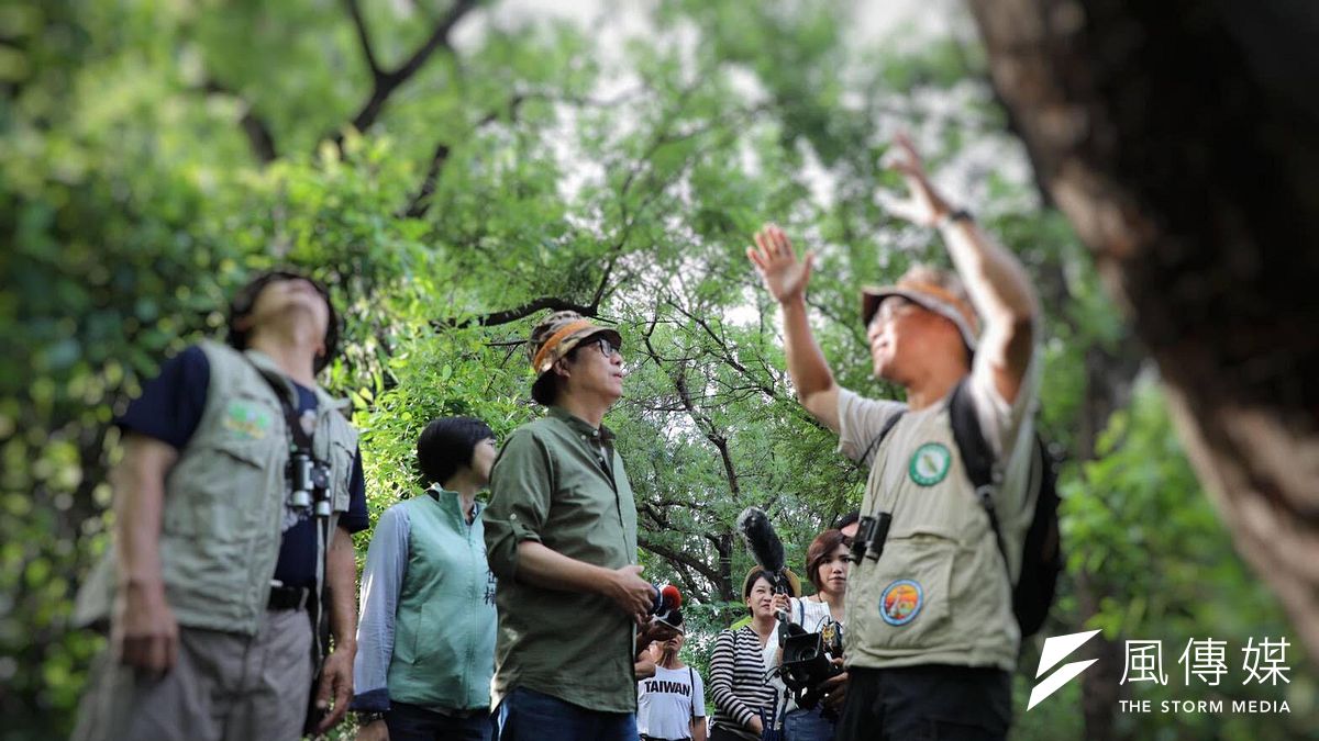 民進黨高雄市長候選人陳其邁2日一早至烏松區,拜訪烏松濕地、圓山飯店秘境、二嫂肉圓、大華福德宮、夢裡琅環宮等當地知名廟宇,允諾加速推動捷運黃線。(圖/徐炳文攝) 民進黨高雄市長候選人陳其邁2日一早至烏松區,拜訪烏松濕地、圓山飯店秘境、二嫂肉圓、大華福德宮、夢裡琅環宮等當地知名廟宇,允諾加速推動捷運黃線。(圖/徐炳文攝)