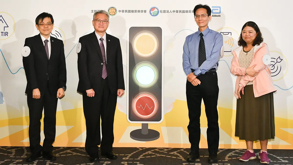 貴賓大合照2(由左至右)中華民國糖尿病學會黃建寧理事長、成大醫院杜業豐醫師、糖尿病友黃小姐,一同將小圓餅黏貼在手臂,象徵輕鬆控糖任我行