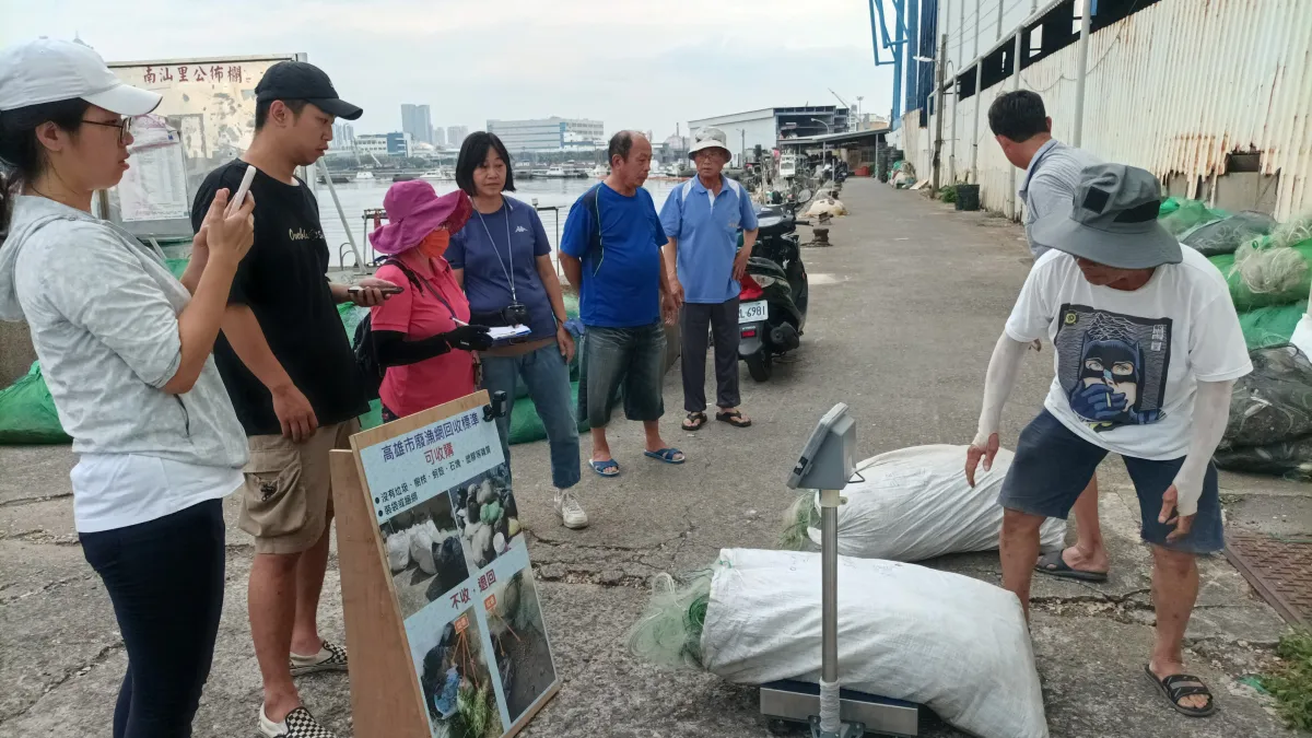 海洋局在旗津漁港辦理廢漁網回收現況。(圖/高市海洋局提供)