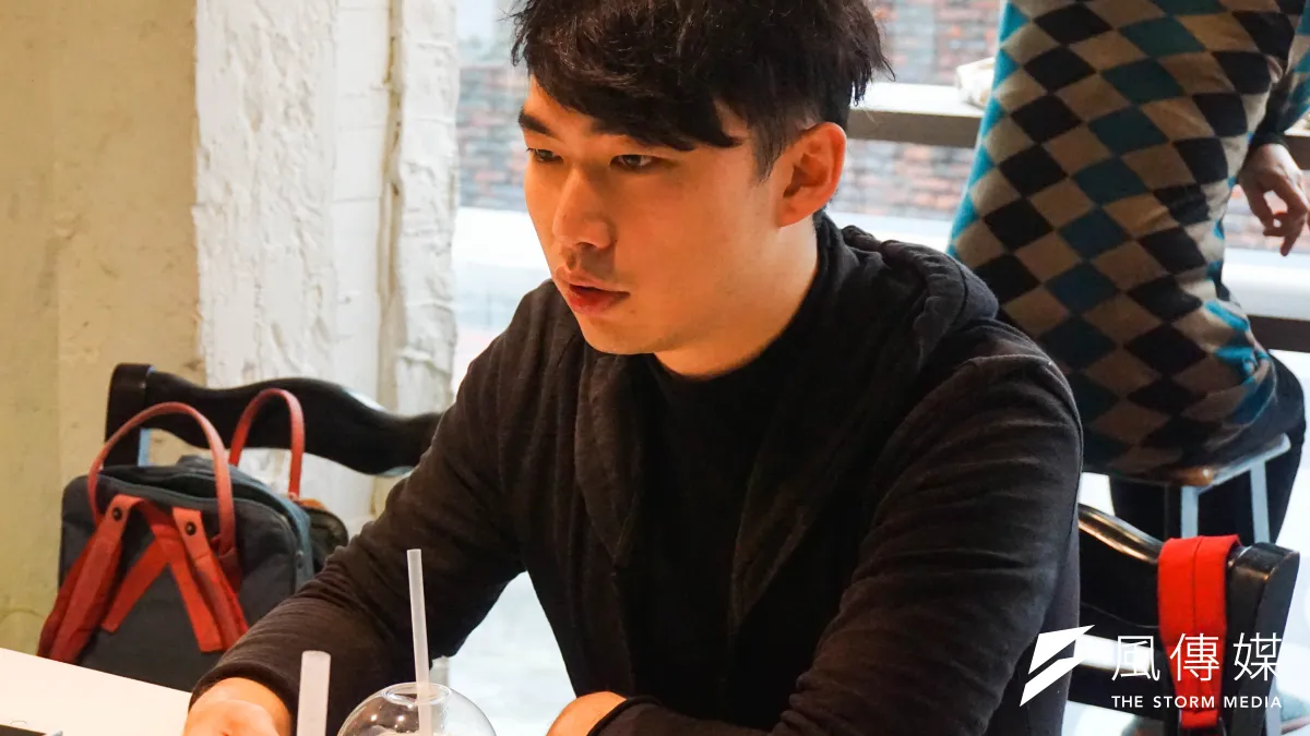 王翔是318學運議場內的藝術小組成員,當時學運領袖接受媒體採訪的記者會,背景的許多作品都出自他的雙手。(臺灣青年民主協會提供)