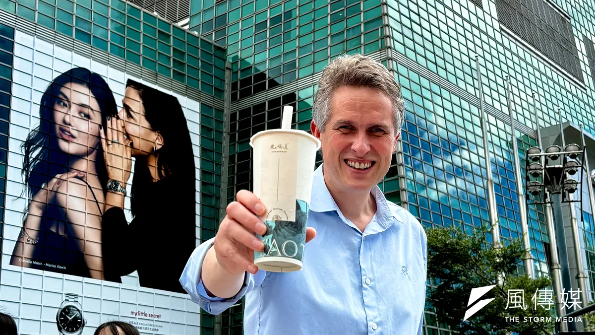 英國國會議員,前國防大臣Gavin Williamson,在台北101品嚐先喝道「玫瑰拿鐵珍珠奶茶」。(圖/先喝道) 英國國會議員,前國防大臣Gavin Williamson,在台北101品嚐先喝道「玫瑰拿鐵珍珠奶茶」。(圖/先喝道)