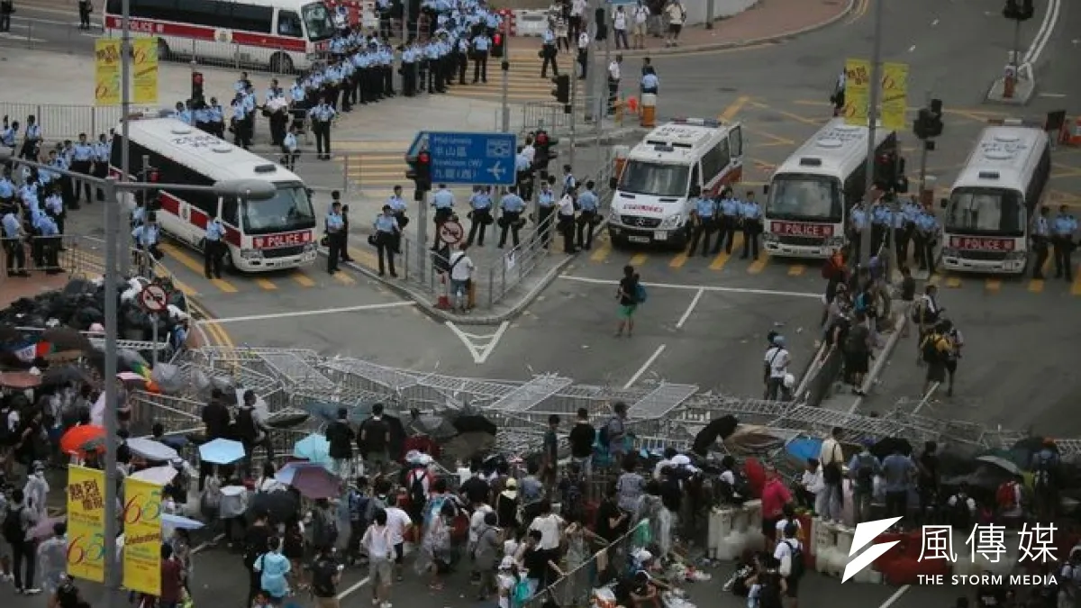 香港警方與佔中示威者對峙,清場行動一觸即發(美聯社)
