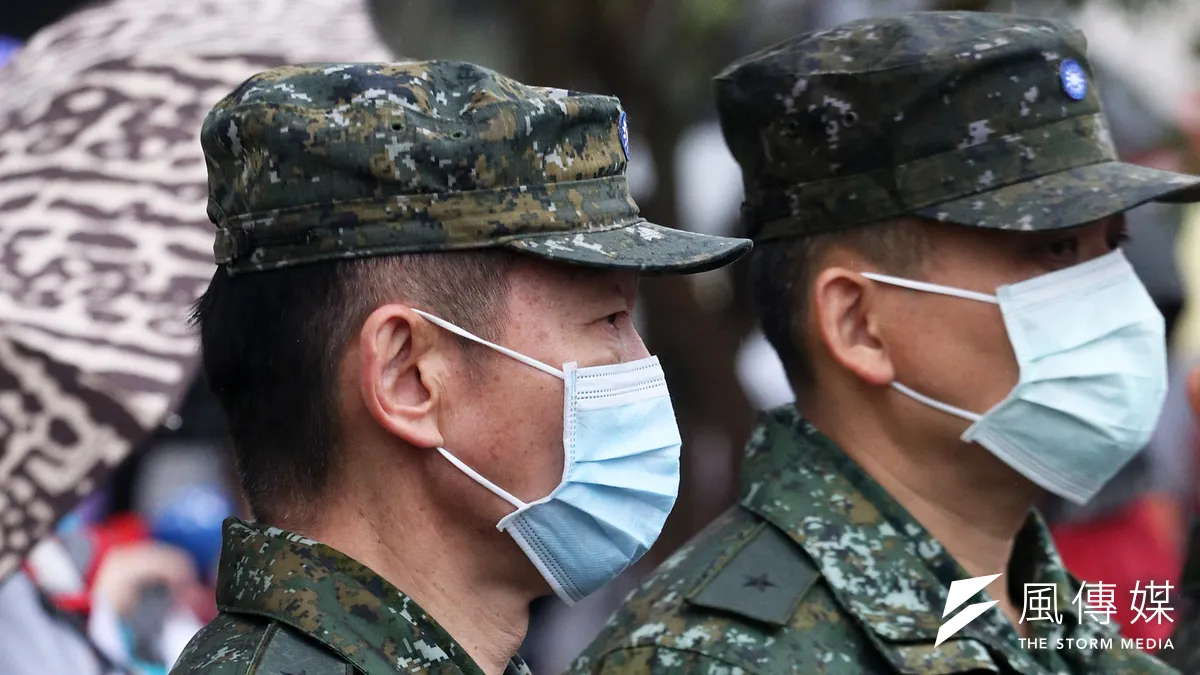 藉國軍拍攝成人影片一案,作者探討公務員進行何種兼職較為合理。(資料照,蘇仲泓攝) 藉國軍拍攝成人影片一案,作者探討公務員進行何種兼職較為合理。(資料照,蘇仲泓攝)