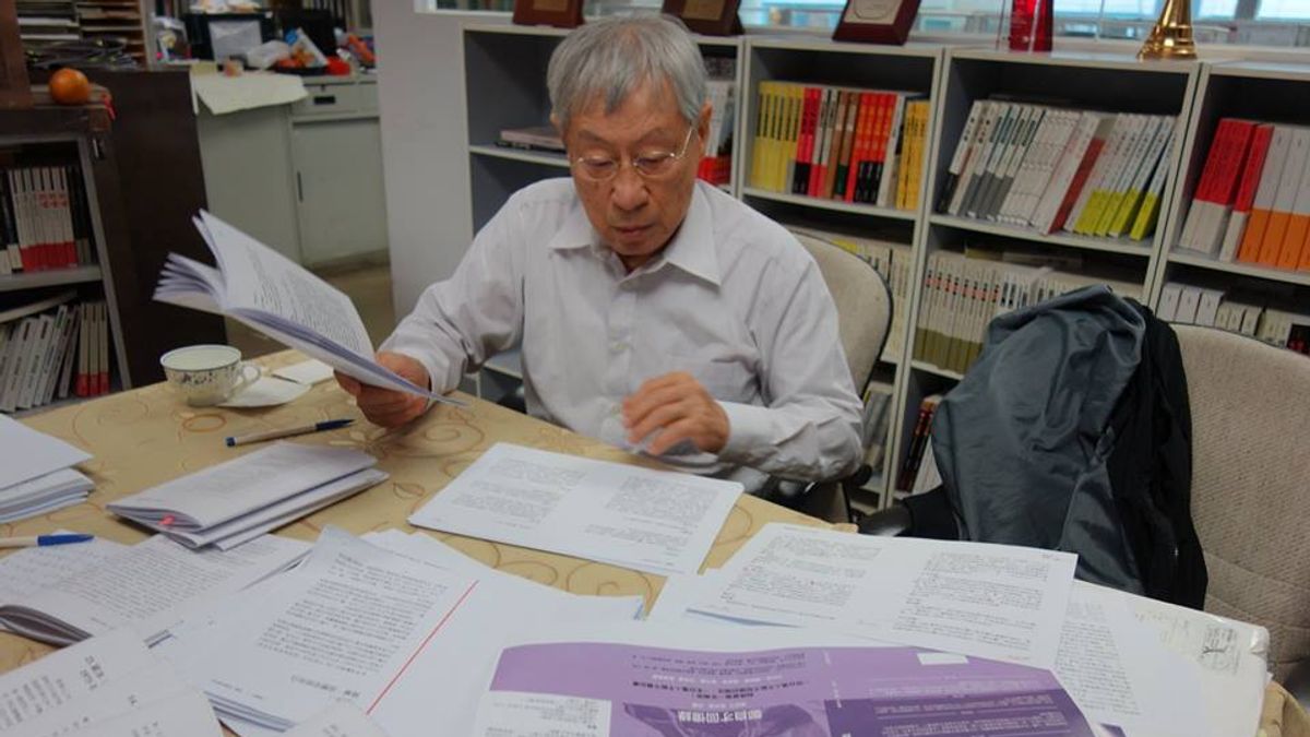 鄭自才校稿中。(資料照,取自廖志峰臉書) 鄭自才校稿中。(資料照,取自廖志峰臉書)