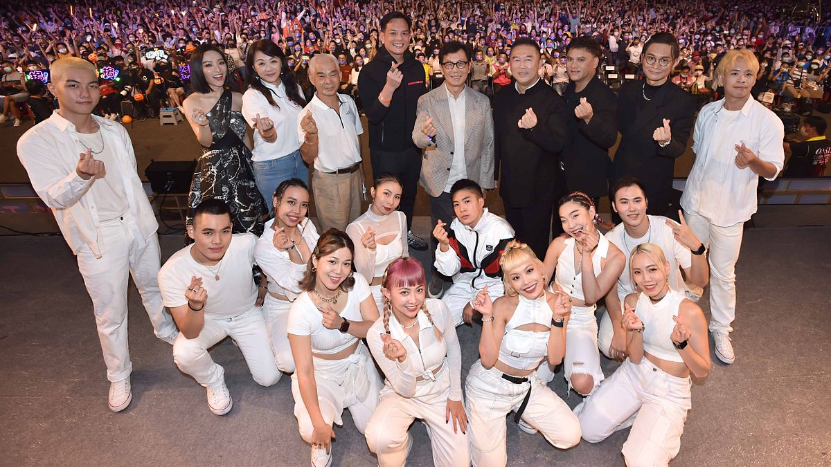 台灣大今年首創以流行音樂加古典管絃樂團結合霹靂舞跨域合作,以及長達480秒煙火秀,吸引逾2萬民眾聲聲讚嘆。(圖/台灣大哥大提供) 台灣大今年首創以流行音樂加古典管絃樂團結合霹靂舞跨域合作,以及長達480秒煙火秀,吸引逾2萬民眾聲聲讚嘆。(圖/台灣大哥大提供)